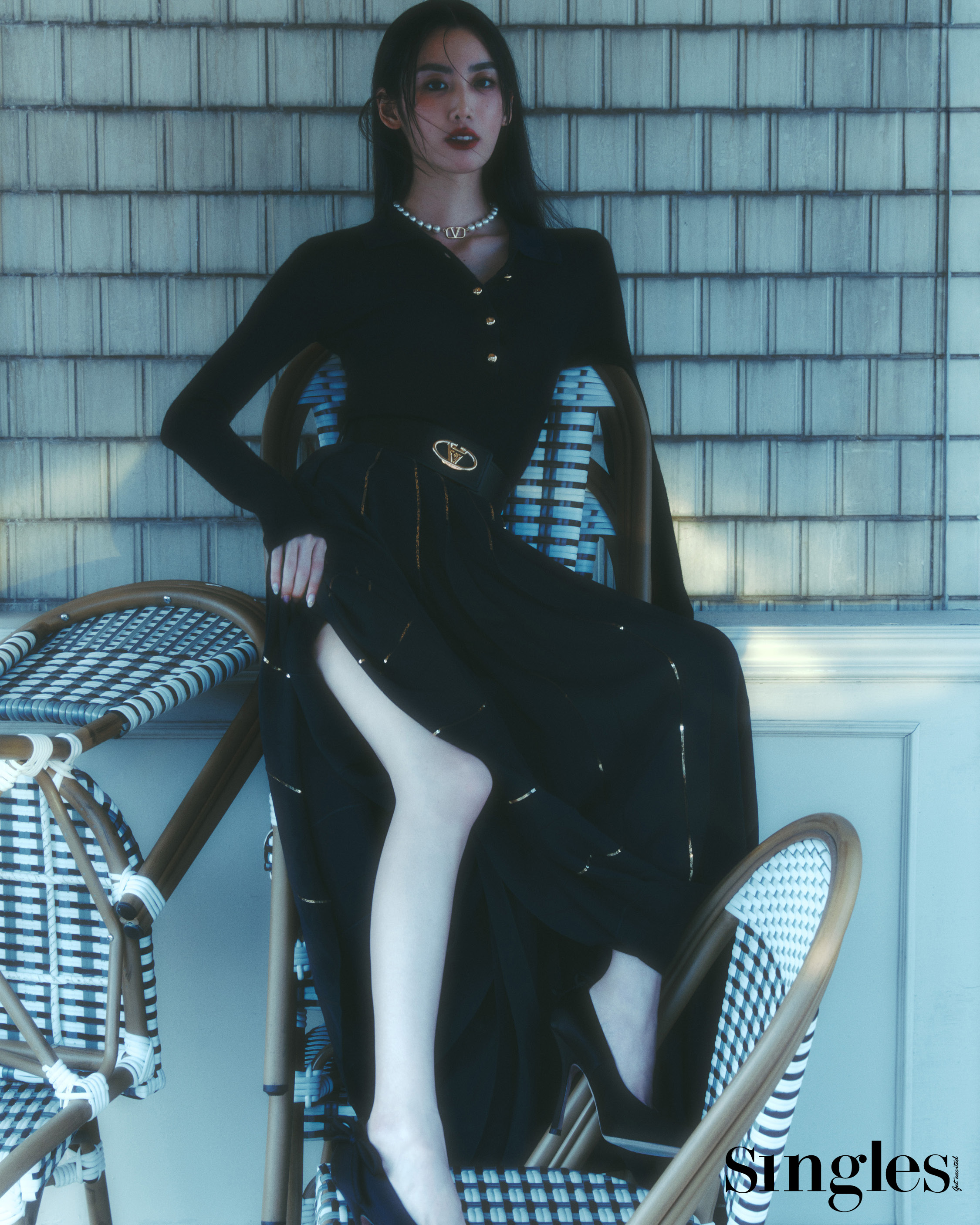 유희라의 싱글즈 화보.  유희라가 착용한 제품은 모두 발렌티노. 라이언트 앰배서더 유희라, 슈퍼리치 이방인 유희라, 유희라 발렌티노, 유희라 니트, 유희라 가디건, 유희라 스커트, 발렌티노 로고 벨트